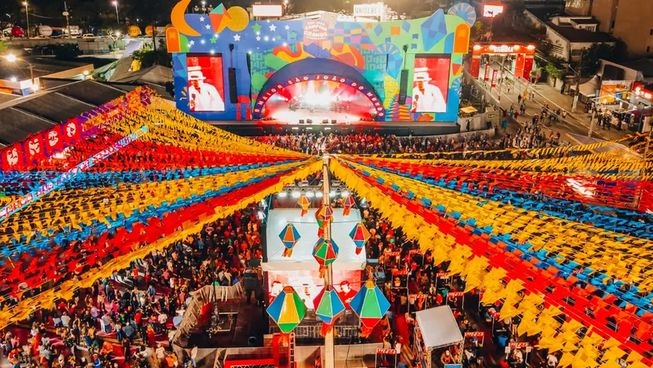 Colorful overhead streamers and crowds at the O Maior São João do Mundo festival in Campina Grande, Brazil